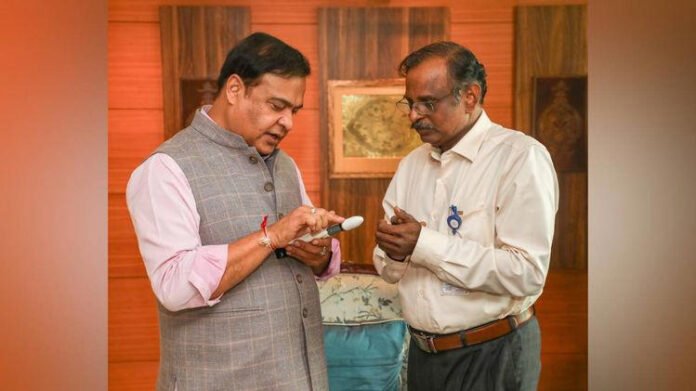 himanta biswa sarma and ISRO chairman V. Narayanan