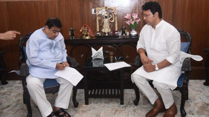 nitin gadkari and biplab kumar deb in a meeting