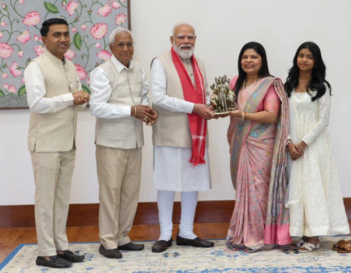 AA24bdvy Goa CM meets Modi with family, says it's emotional moment for his father