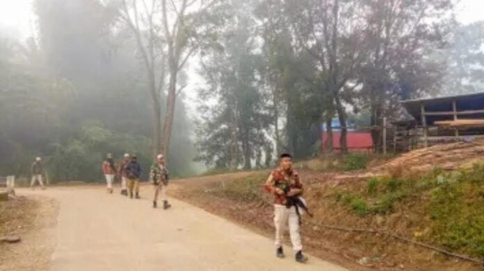 AA25Ew5X Fresh tension erupts in Manipur's Kangpokpi district, three reportedly injured in firing