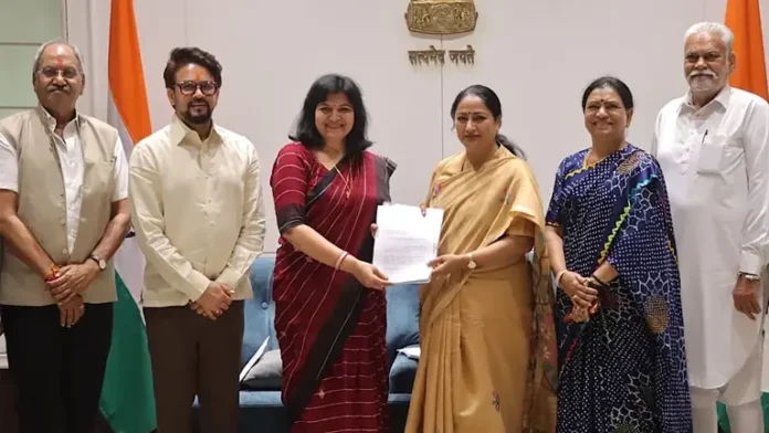 AA25S7h1 JPC meets Delhi CM, presents copies of three amendment Bills