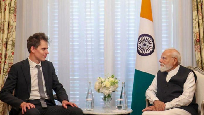 AA25XMpr PM Modi meets top CEOs in Paris, highlights India’s growing innovation potential