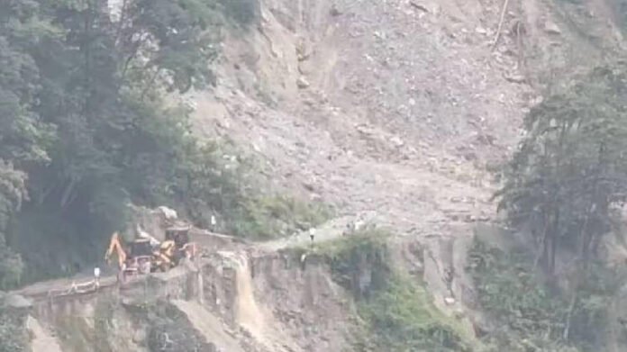 Sikkim: Vehicular movement restored on NH-10 following landslide clearance between Singtam and Rangpo