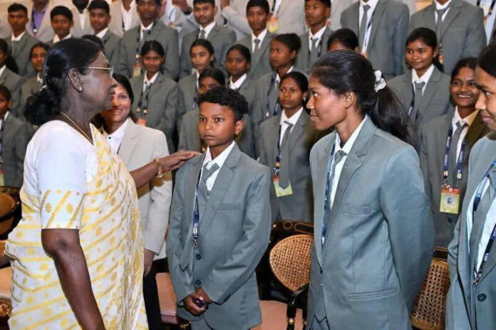 President Murmu Urges Gadchiroli Tribal Students To Dream Big