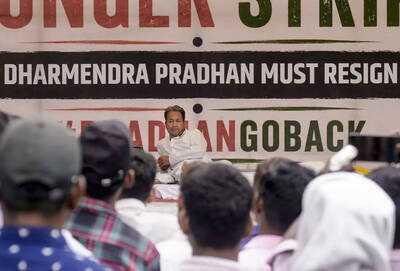 AA26S64D Sonam Wangchuk's Hunger Strike at Jantar Mantar: Health Concerns Rise