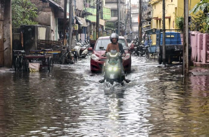AA27bNCZ West Bengal rains: IMD issues red alert for heavy rains as low pressure develops over Bay of Bengal