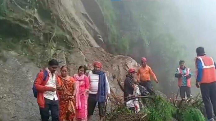 AA287jUe Uttarakhand: Kedarnath trekking route closed due to heavy landslides