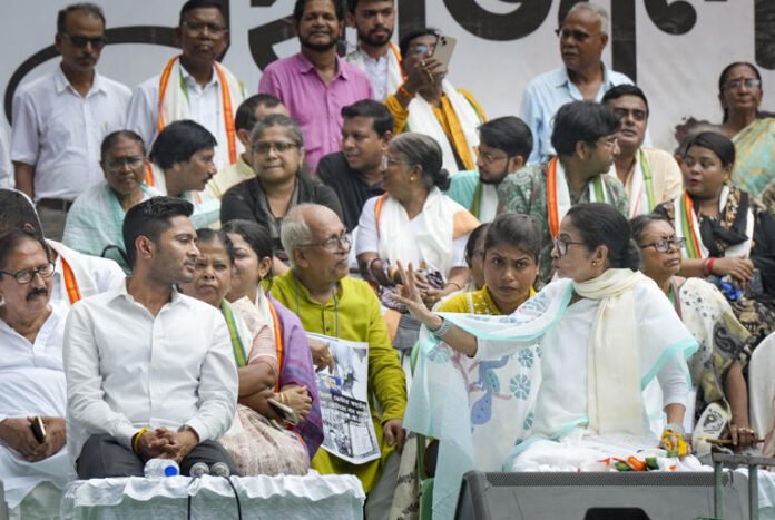 AA28EK3r Mamata joins NEET paper leak protest in Kolkata after HC bars rally