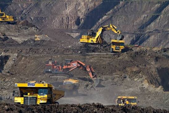 Officials and mining experts review compliance requirements for scientific coal mining and environmental safeguards.