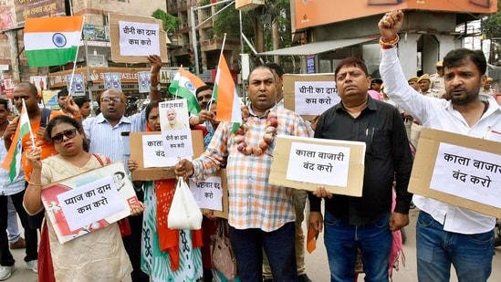 AA2aGIT4 Members of Sarv Ekta Manch protesting against price hike in sugar and onion at Dak Bungalow crossing in Patna, Bihar.