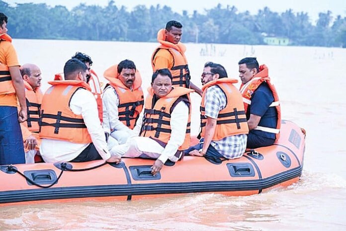 AA2akVP7 CM Majhi tours flood zones of Bhadrak, Jajpur districts; assures prompt assistance