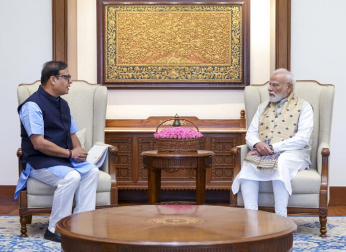 AA2axJxT Himanta discusses Assam flood rehabilitation with Modi, PM offers full support