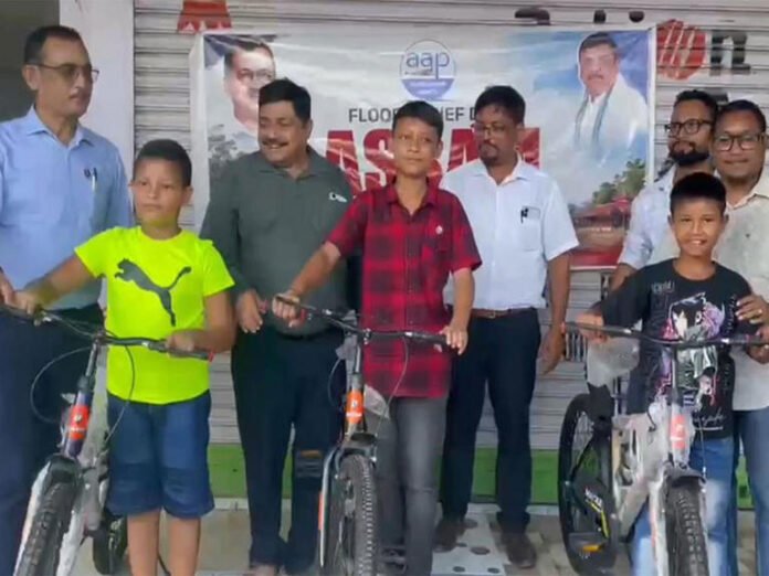 AA2b7GKI Assam: AAP's Sanjay Singh provides bicycles to flood-hit students, computers to schools in Sivasagar