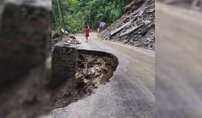 Fresh rockfalls block the Phongla–Bermoik road at Bedghari in Sikkim, leading to a complete suspension of traffic.