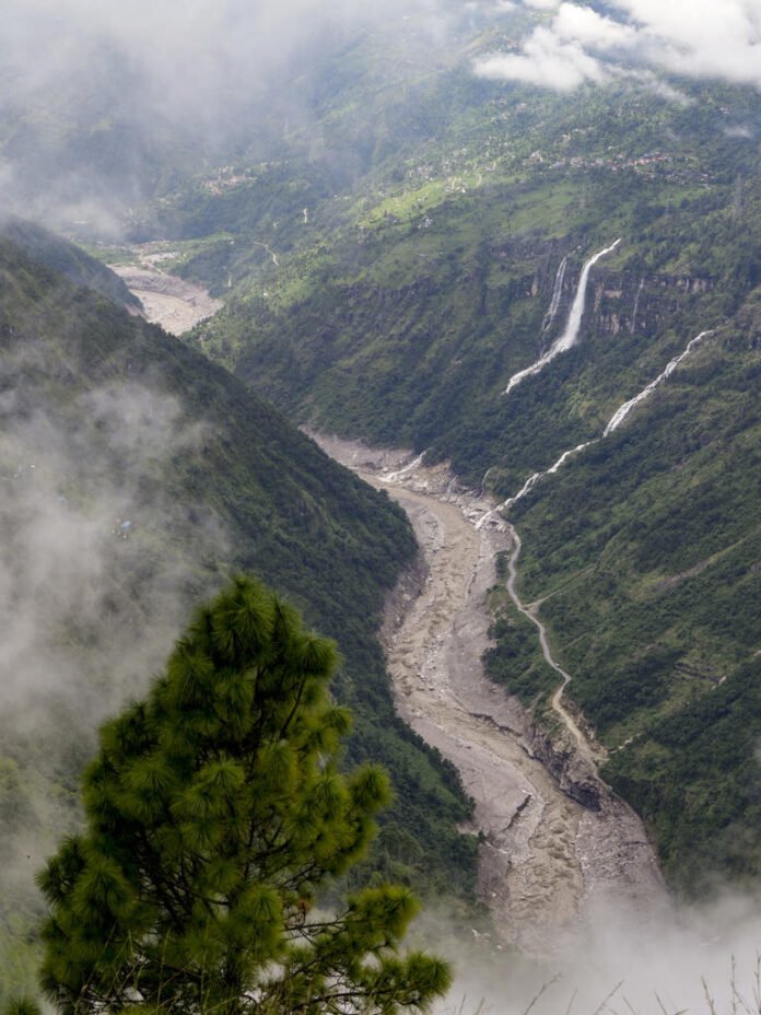 AA2bpiDp Nepal needs to fight Bhotekoshi floods crisis with 'determination and courage': PM Shah