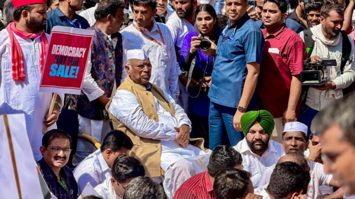 Kharge calls INDIA bloc lunch after Rahul Gandhi detention over vote chori protest
