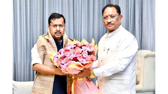 Vishnu Deo Sai briefs Nitin Nabin on Chhattisgarh's development works